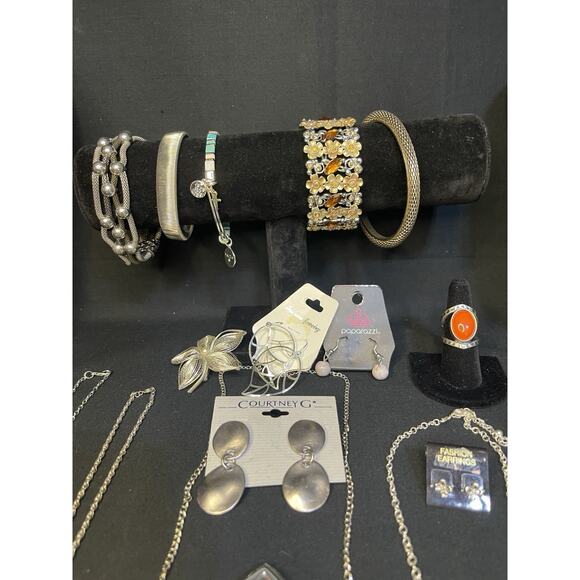 Vintage To Now Lot Silver tone Jewelry Necklace Bracelet Earrings Ring Brooch - Picture 6 of 9